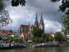 Blick über die Donau auf den Dom