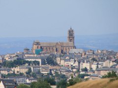 Blick auf die Bergkuppe mit Stadt und Kathedrale